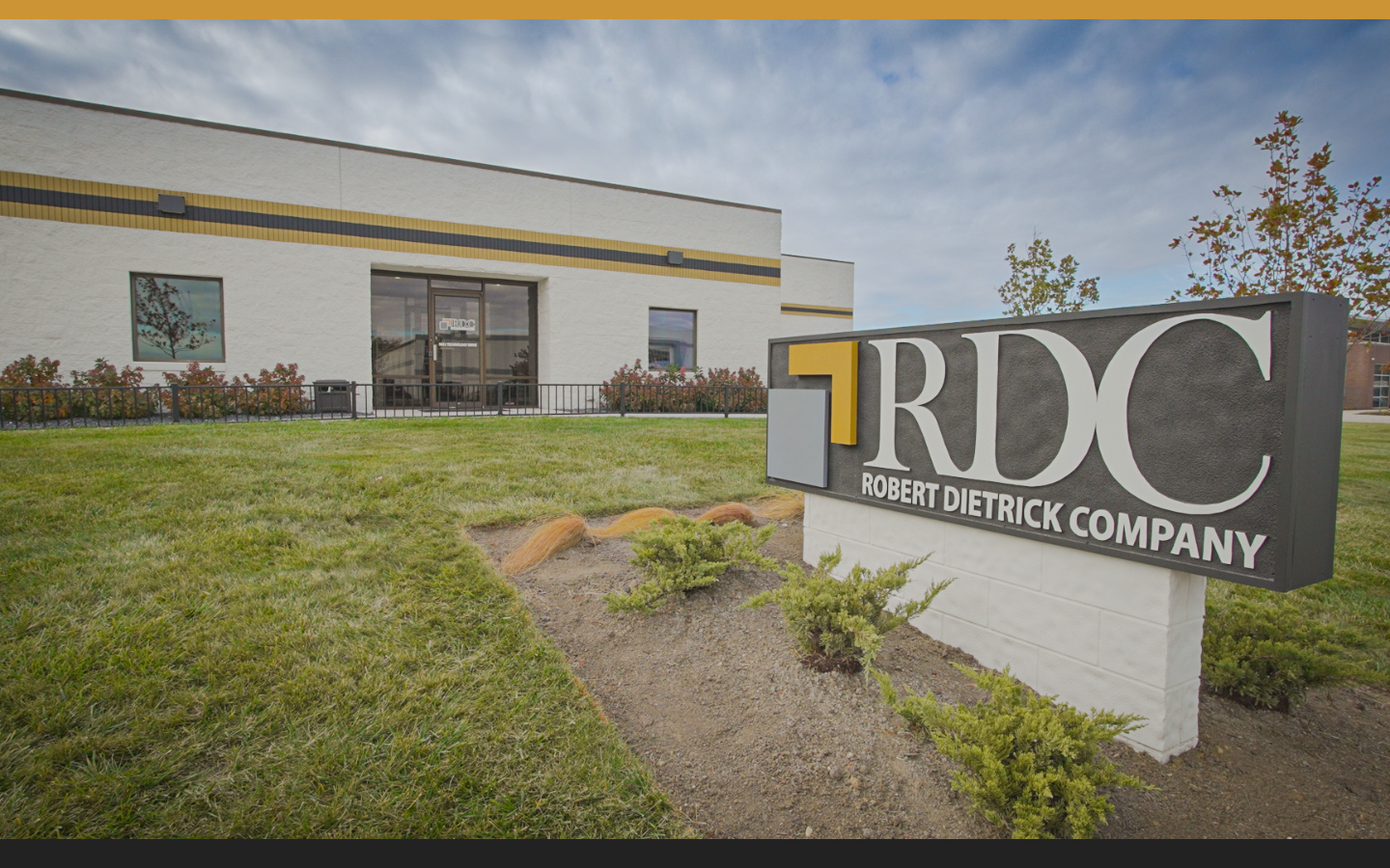 Indiana Statehouse and Indianapolis skyline on a sunny afternoon