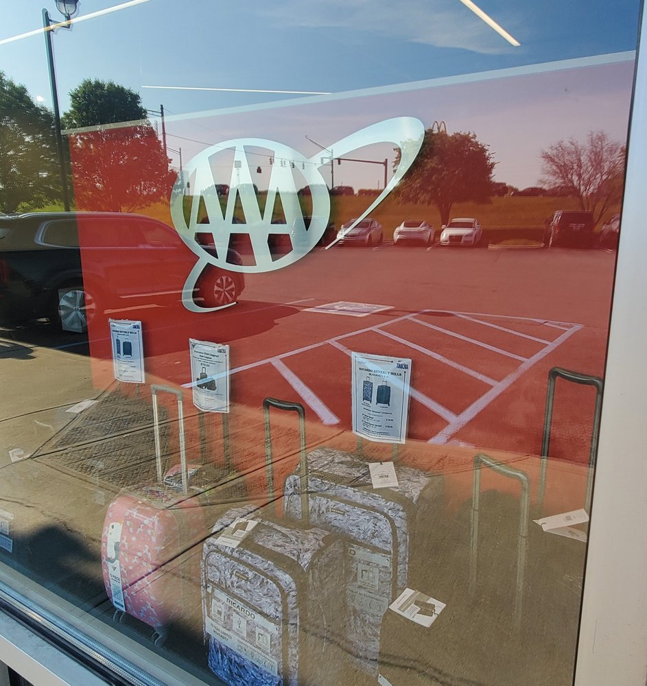 Indiana Statehouse and Indianapolis skyline on a sunny afternoon