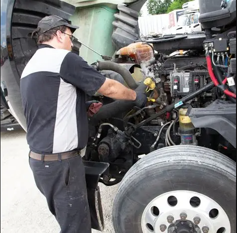 Indiana Statehouse and Indianapolis skyline on a sunny afternoon